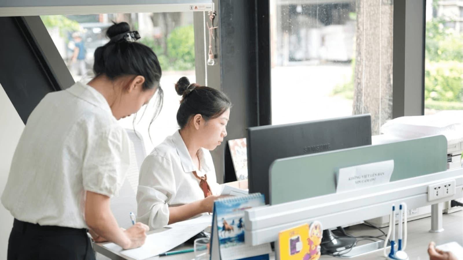 Nhân viên tiếp nhận, xử lý chứng từ tại văn phòng