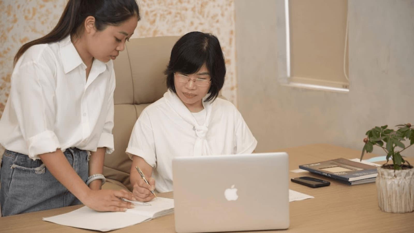 Ban giám đốc trao đổi công việc tại văn phòng