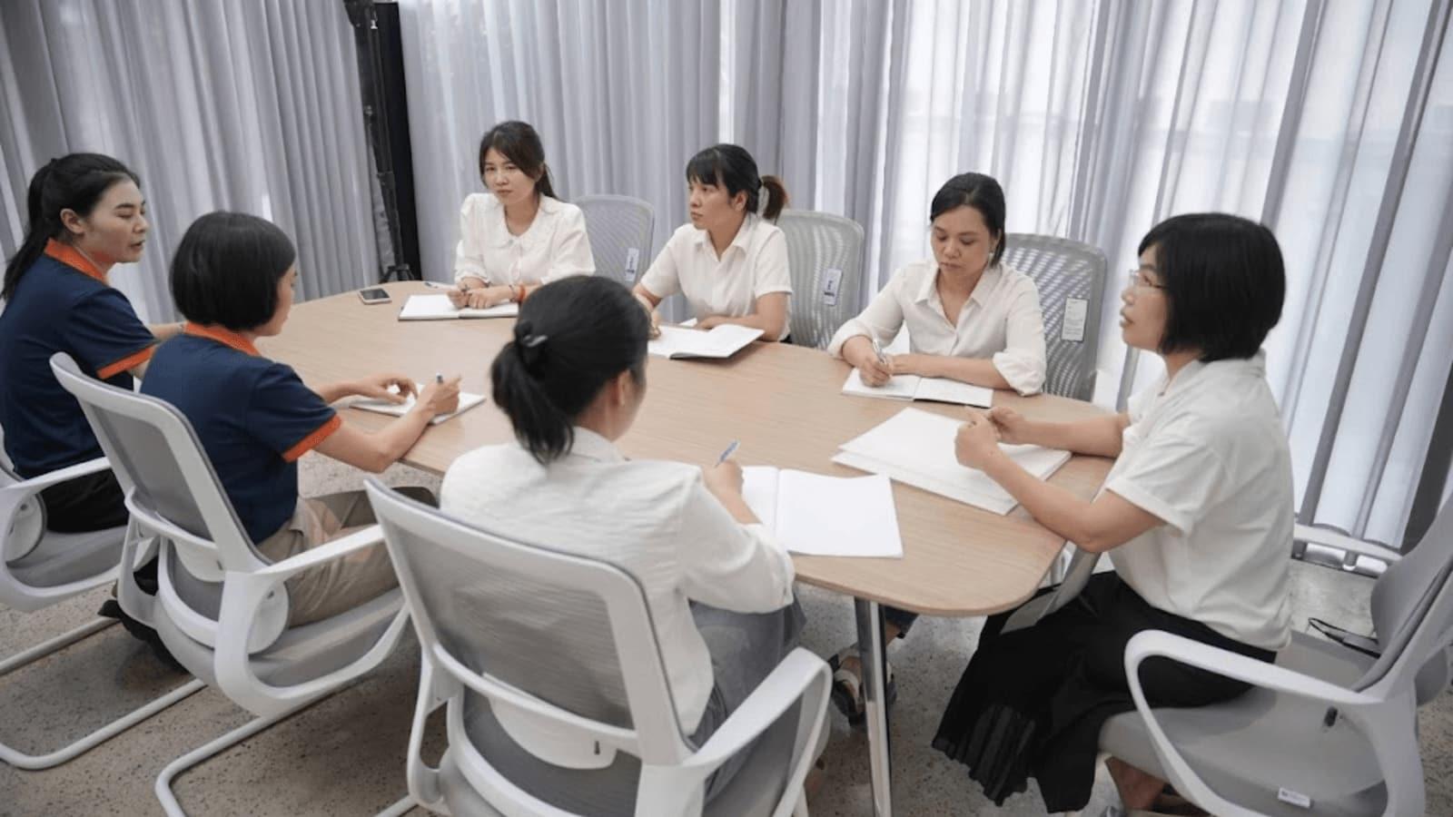 Buổi họp nhóm nhân viên văn phòng