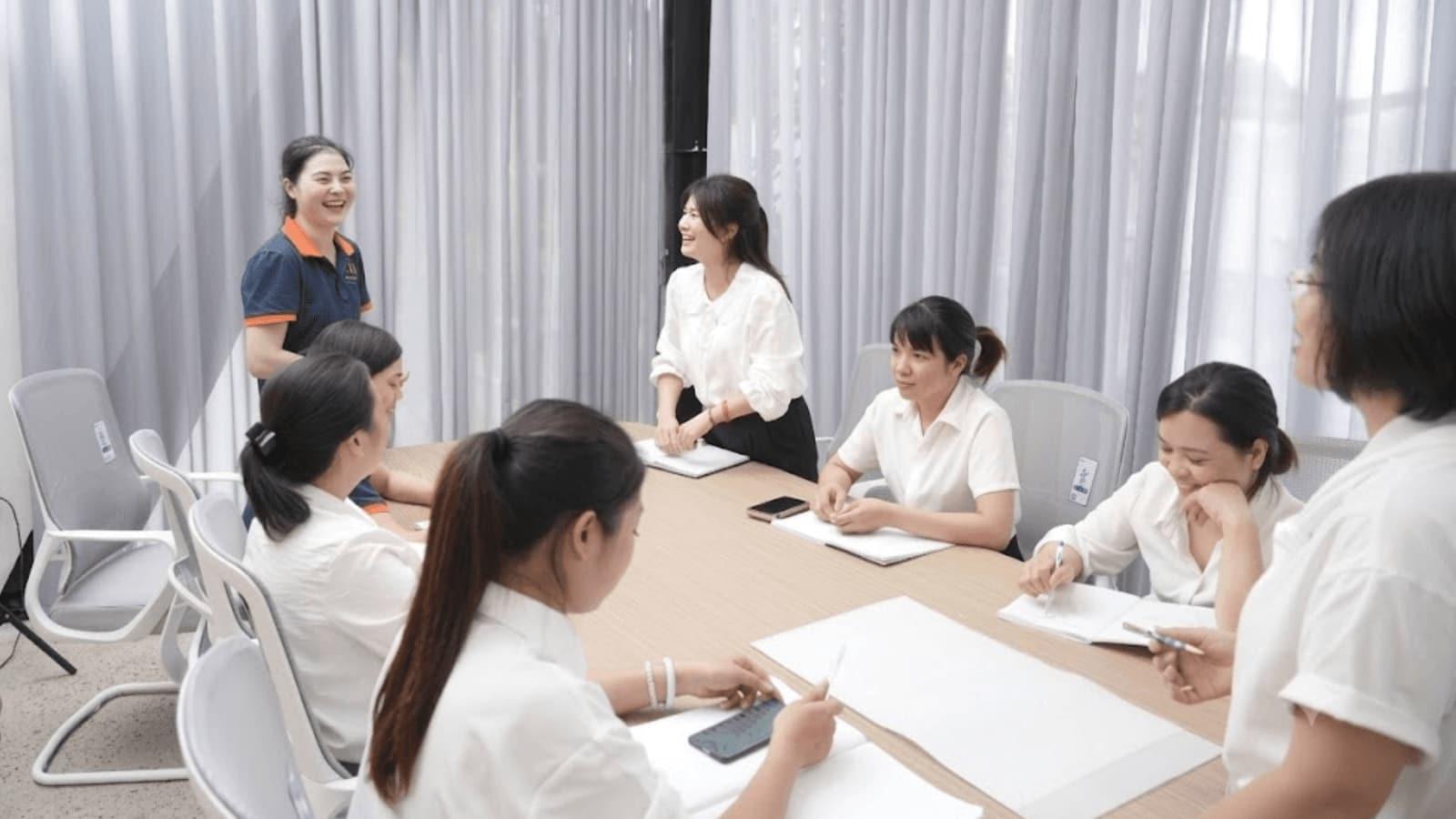Đội ngũ nhân viên trước văn phòng công ty