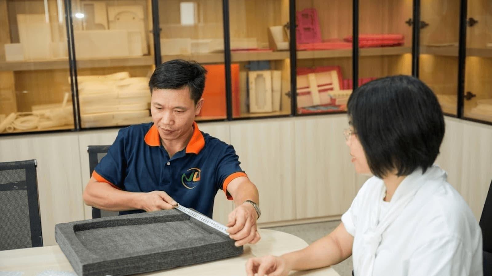 Nhân viên trao đổi tiêu chuẩn chất lượng sản phẩm