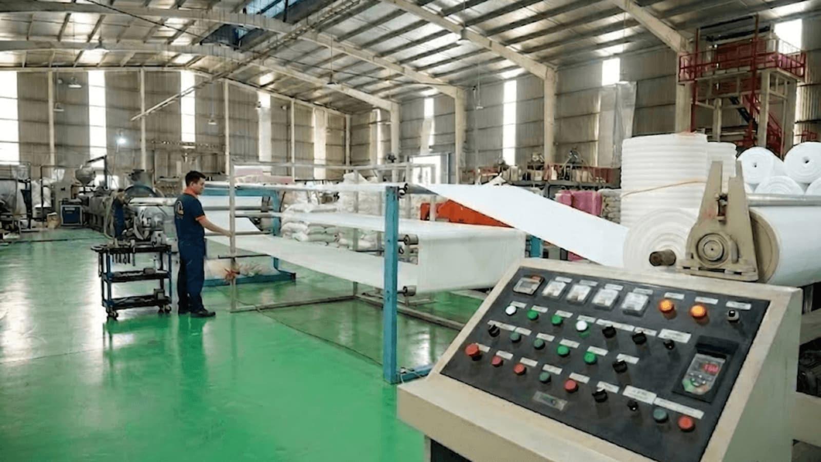 Công nhân vận hành dây chuyền cán màng xốp