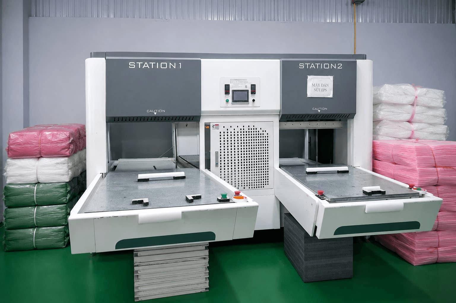 Máy dán nút xốp EPS tại xưởng sản xuất