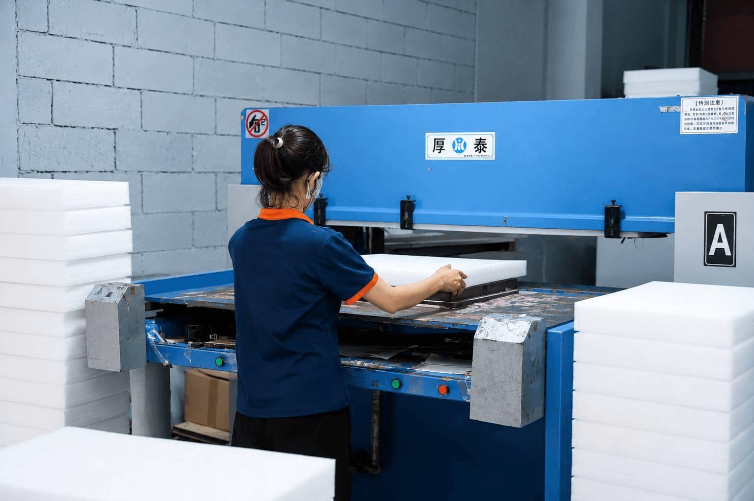 Công nhân vận hành máy cắt xốp PE foam