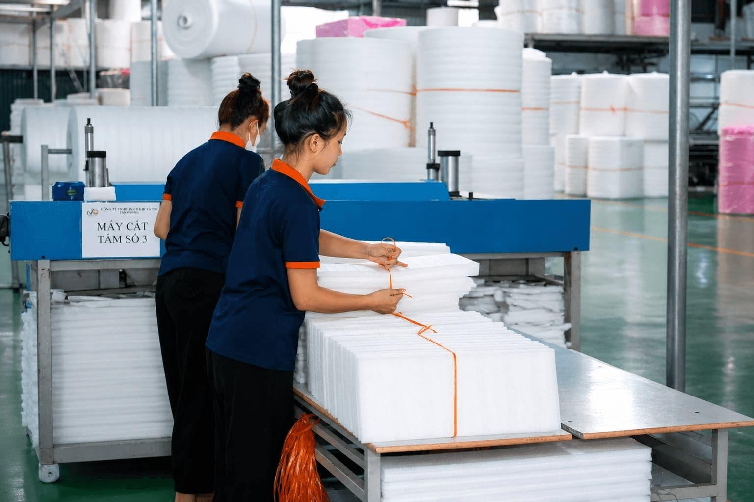 Nhân viên trao đổi công việc tại bàn làm việc
