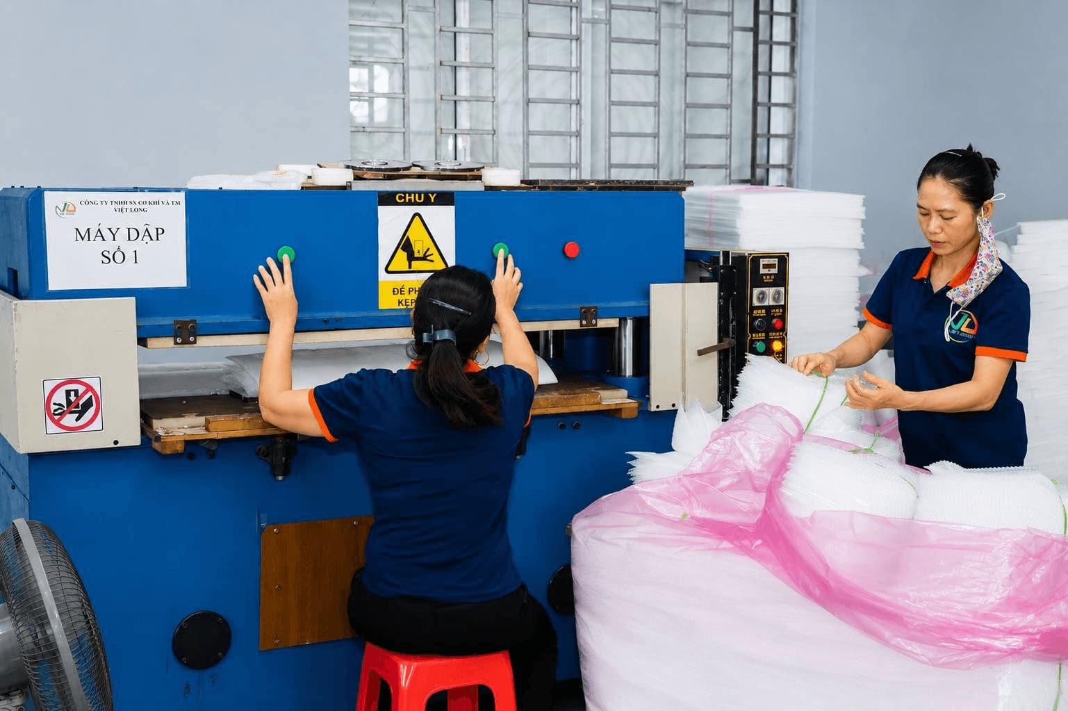 Công nhân vận hành máy dập định hình