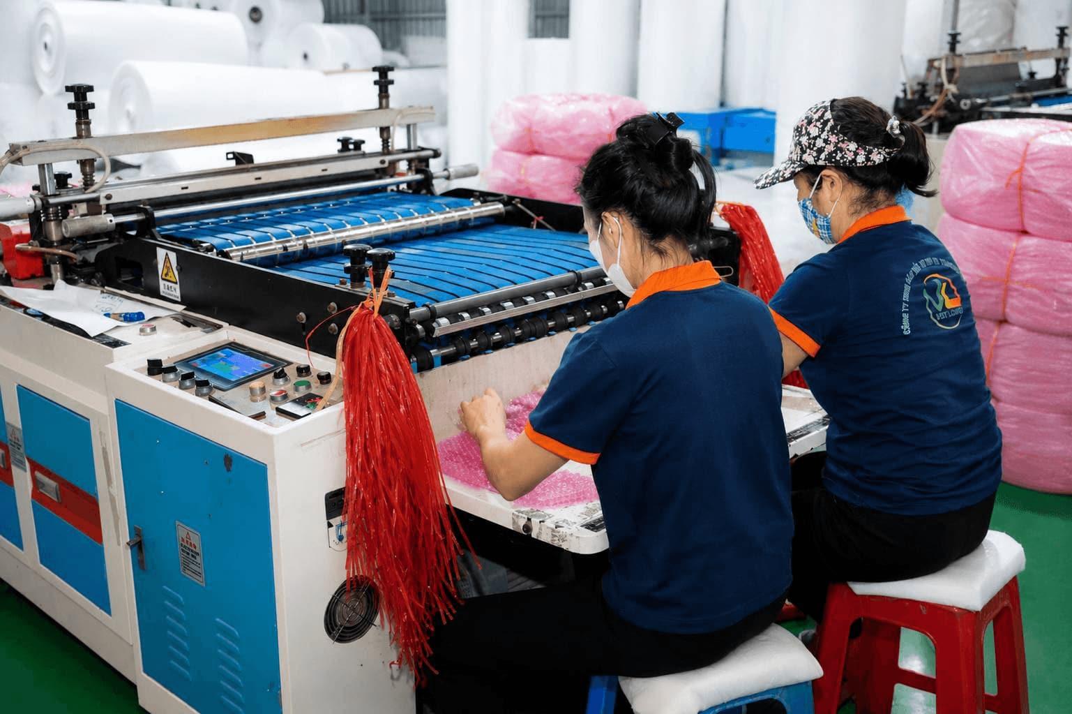 Công nhân đóng gói cuộn xốp bóng khí thành phẩm