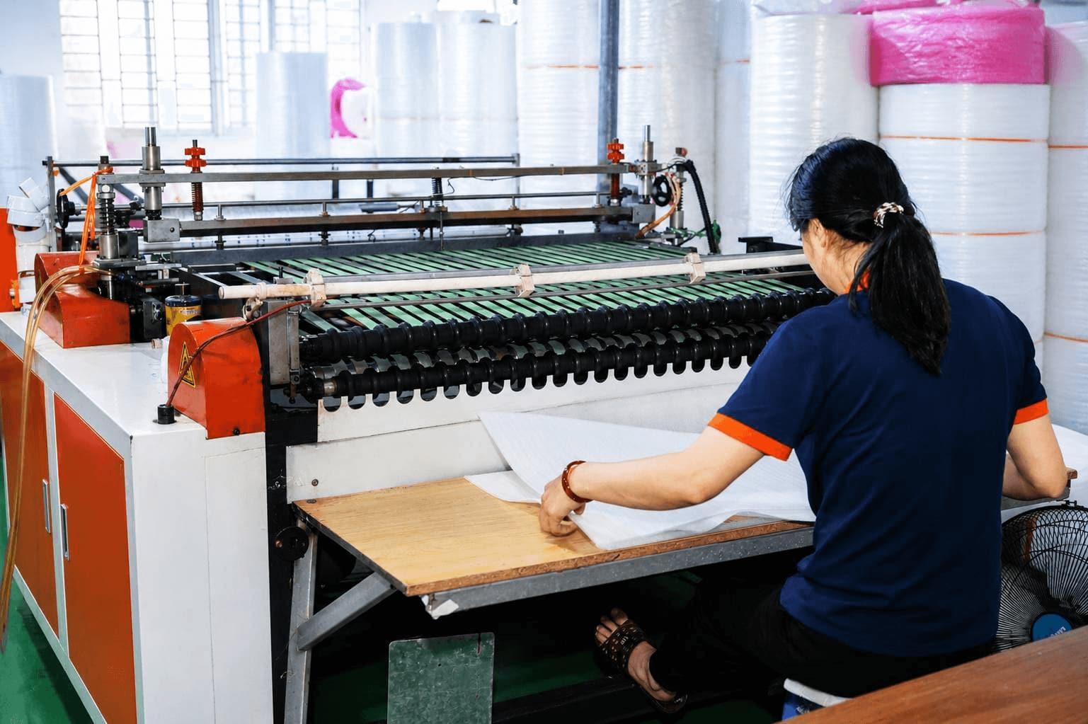 Công nhân vận hành máy cắt tấm xốp PE foam
