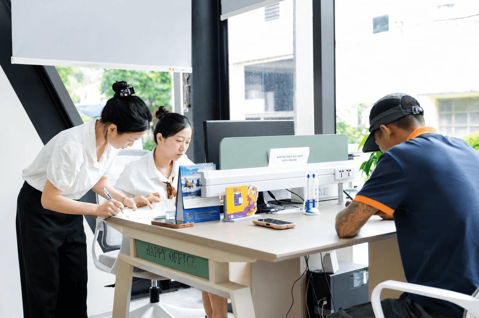 Nhân viên vận hành máy cắt tấm số 3
