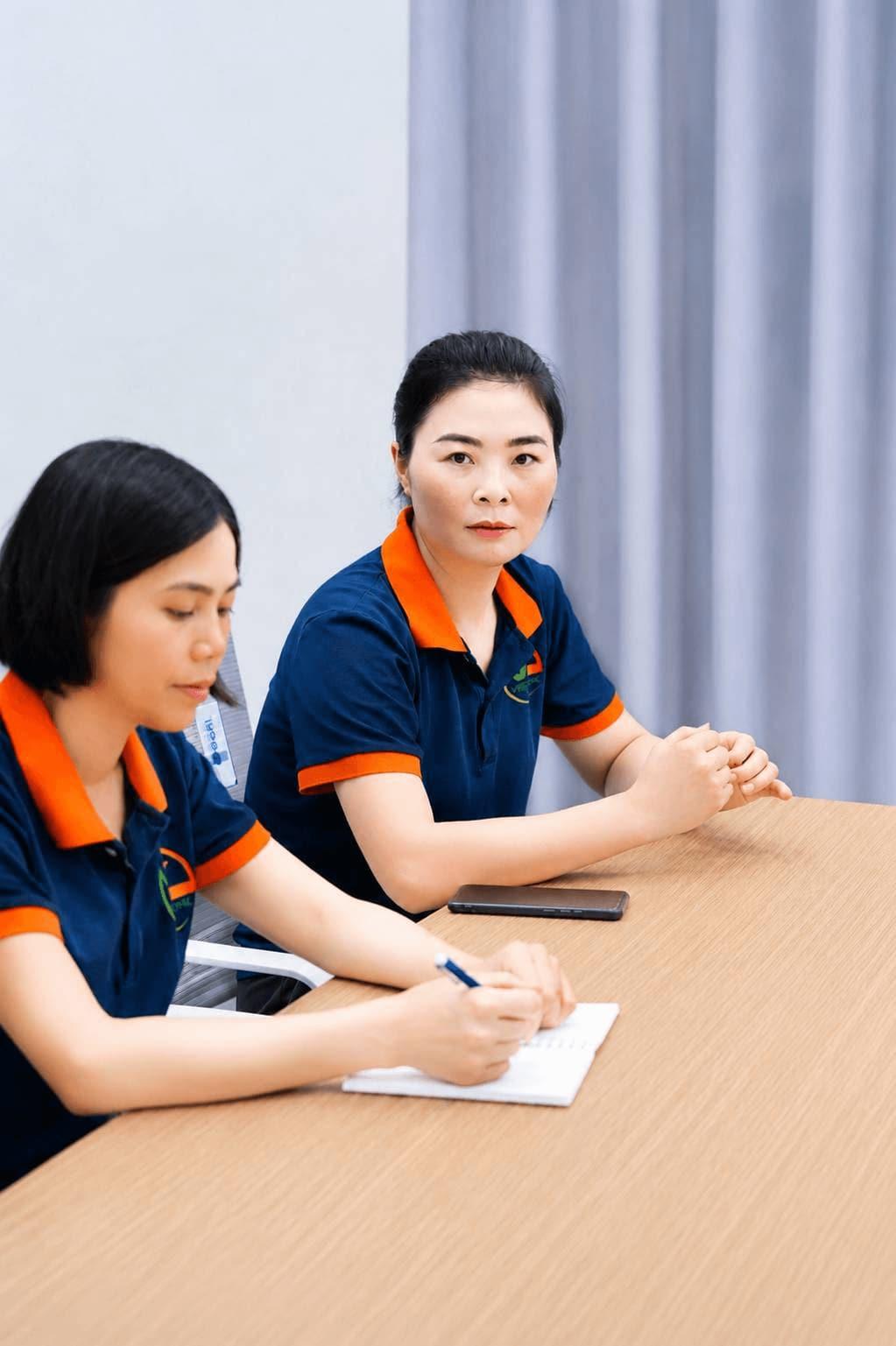 Ban giám đốc trao đổi công việc cùng nhân viên