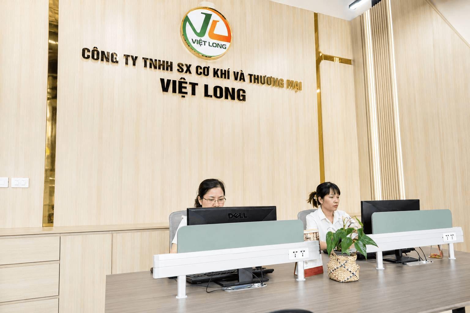 Nhân viên văn phòng làm việc dưới logo Việt Long