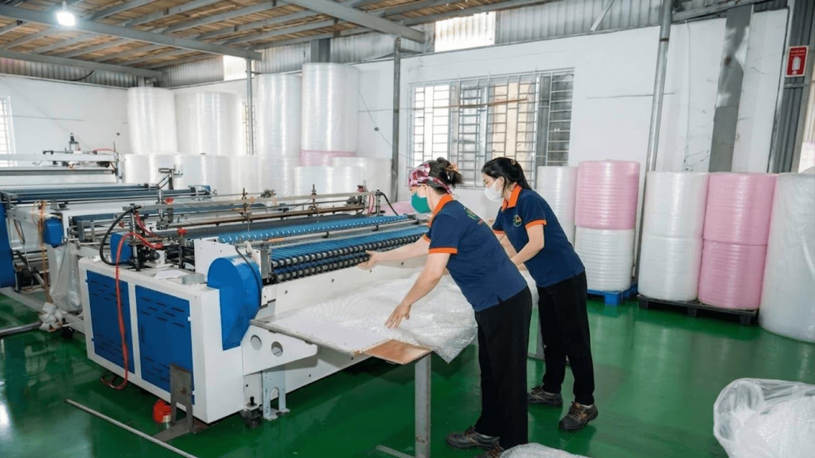 Công nhân vận hành máy cắt tấm xốp bọc khí