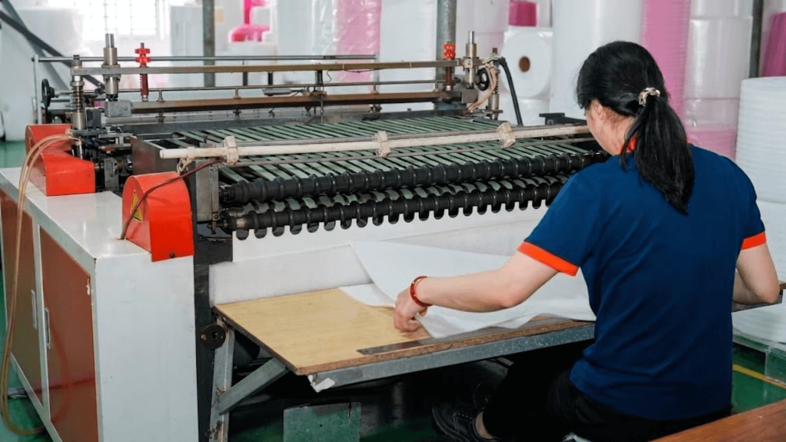 Công nhân vận hành máy cắt xốp PE foam