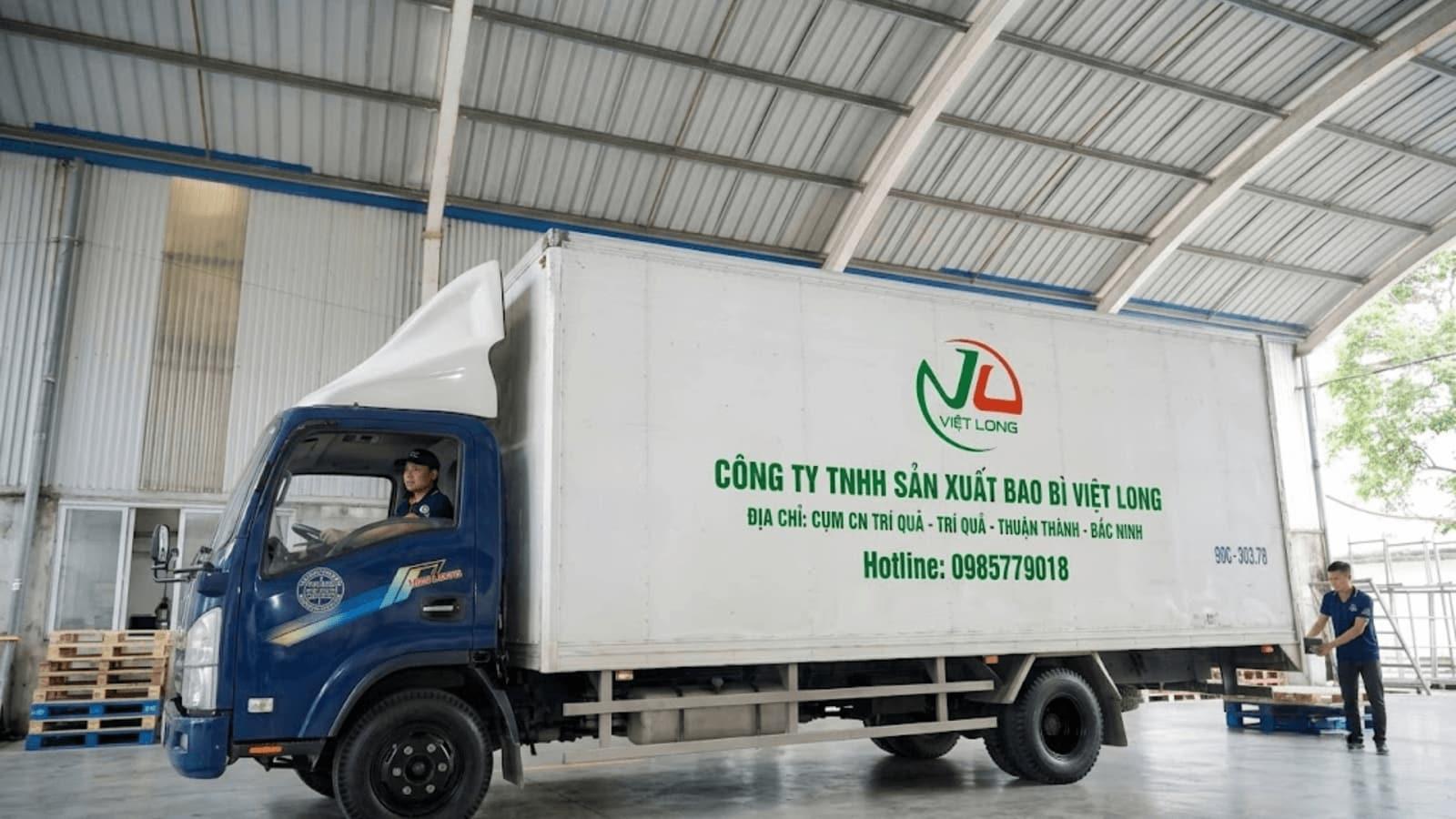 Xe tải vận chuyển hàng của Công ty Việt Long